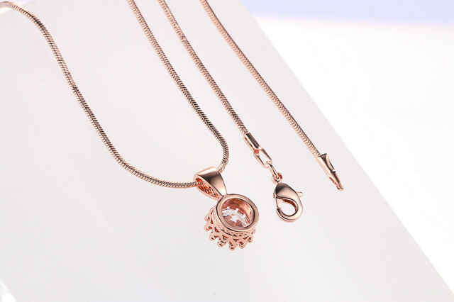 Collier avec pendentif en zircon plaqué or rose et or blanc – Image 2