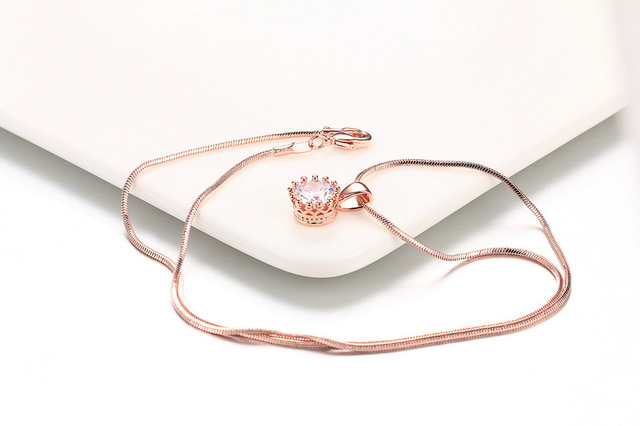 Collier avec pendentif en zircon plaqué or rose et or blanc – Image 3