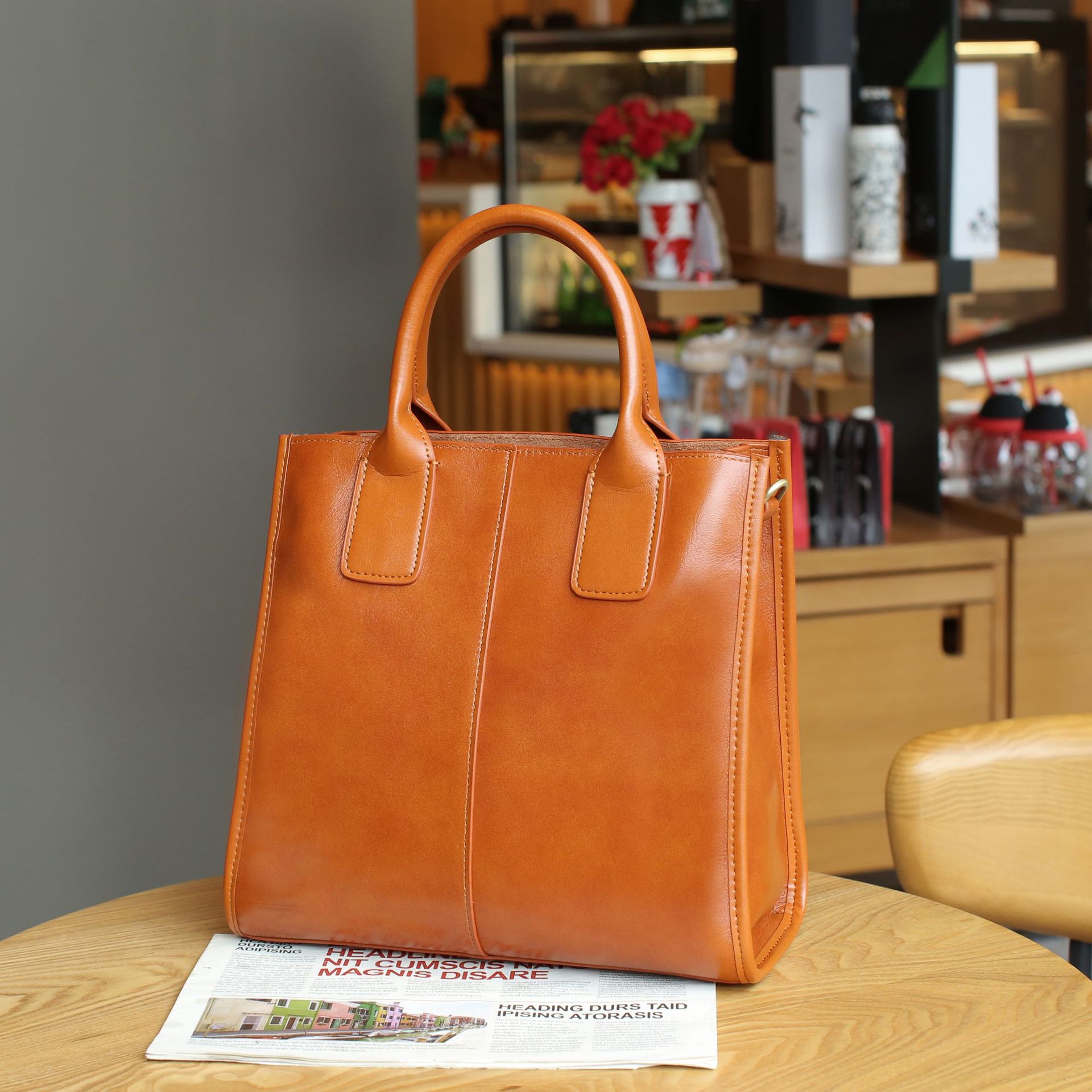 Sac à bandoulière pour femme en cuir tanné végétal, bandoulière simple, large sangle, ruban, vertical, carré