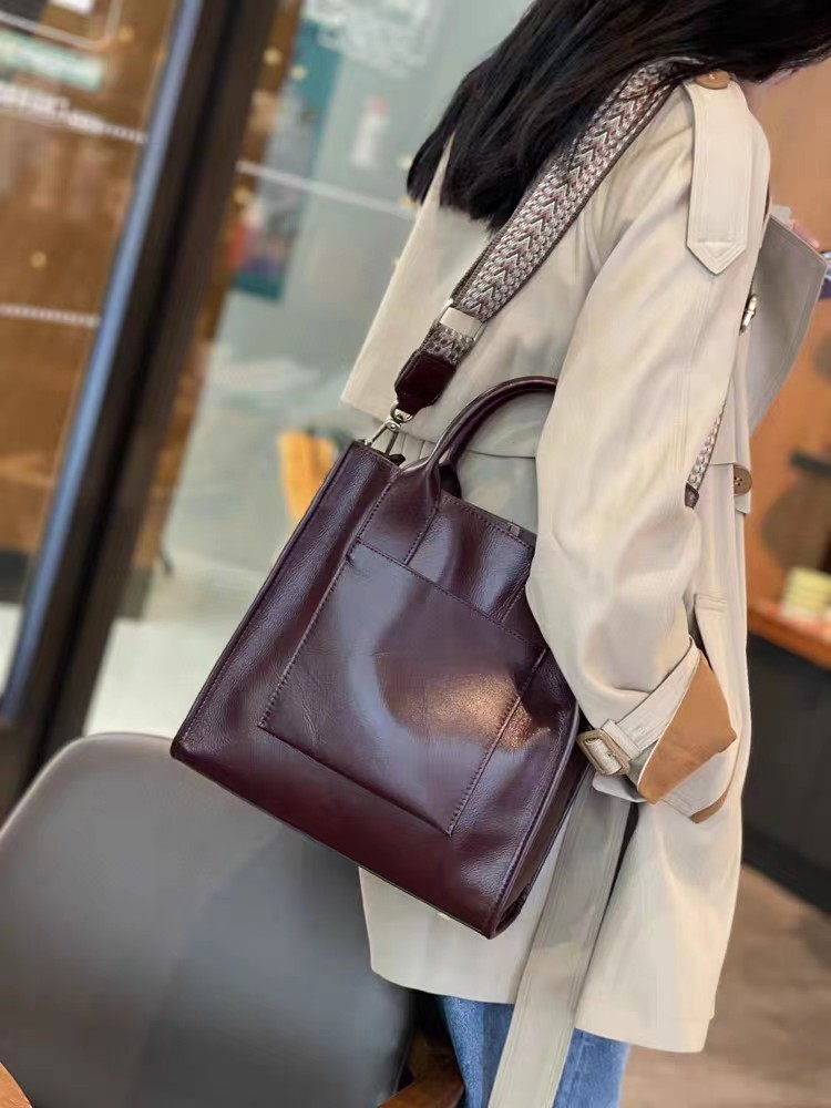 Sac à bandoulière pour femme en cuir tanné végétal, bandoulière simple, large sangle, ruban, vertical, carré – Image 2